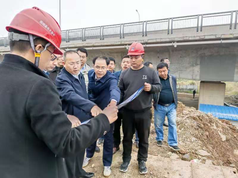 市领导俞远汉,市政府秘书长胡敏参加调研.